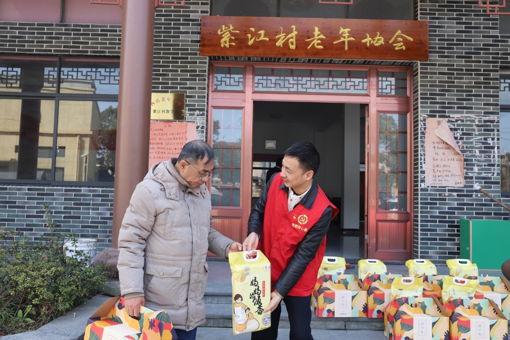暖春意，敬老情-乐竞网络平台_乐竞（中国）多年坚持慰问孤寡老人